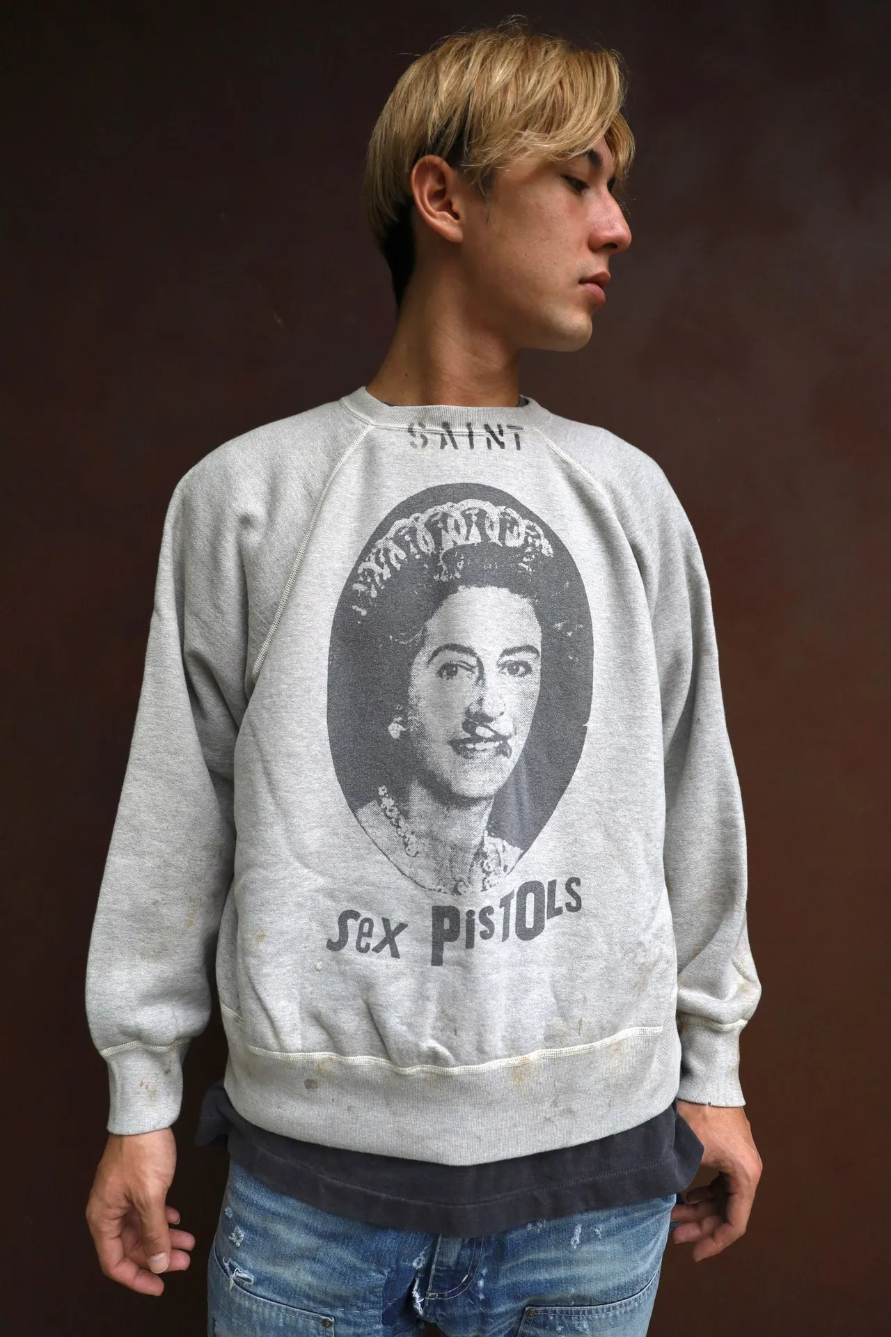 SAINT Mxxxxxx x SEX PISTOLS QUEEN SP_CREW SWT/GRAY band co-branded retro sweatshirt Queen's distressed sweatshirt with holes Distressed gray S-XL Retro distressed distressed hole wash treatment Hand-made graffiti treatment Factory four-needle six-thread boneless sewing Correct co-branded collar label/correct fruit label/wash water label/little angel label